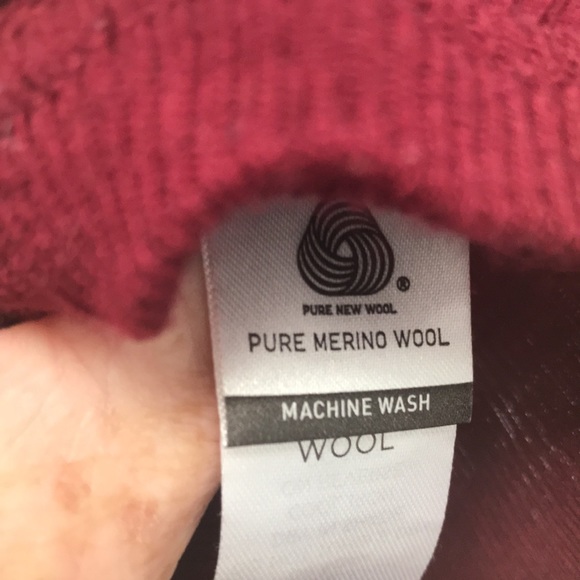 Gorgeous Glassons 100% Merino knit in rich burgundy - Picture 2 of 2